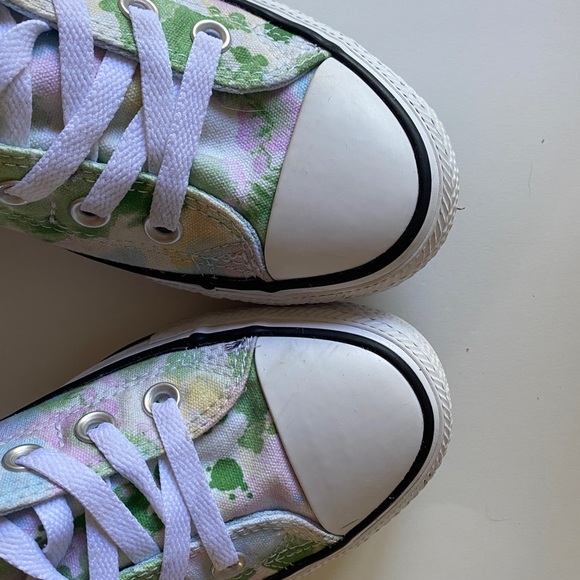Women’s Converse Size 9 Shoes— like new - Picture 2 of 5